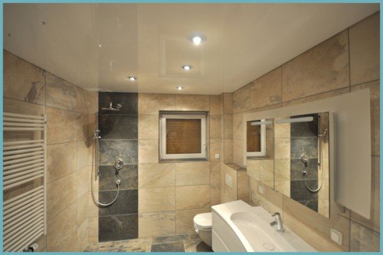 Натяжні стелі у ванній кімнаті: розбираємо плюси і мінуси