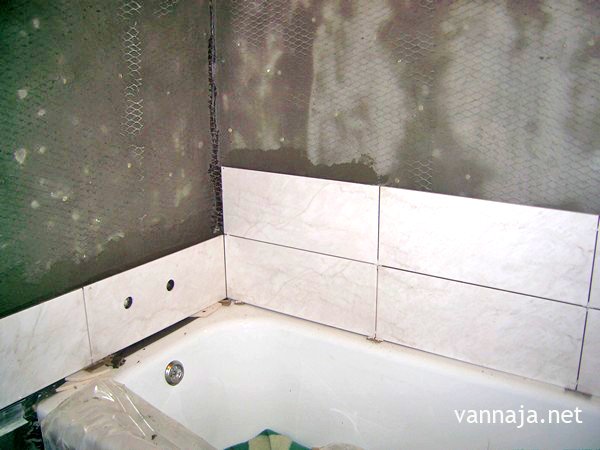 Як укладати плитку у ванній: технологія та особливості облицювання стін