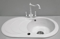 Підбираємо керамічну мийку для кухні