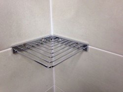 Оцінюємо різноманіття полиць для ванної кімнати: види та матеріали виробів