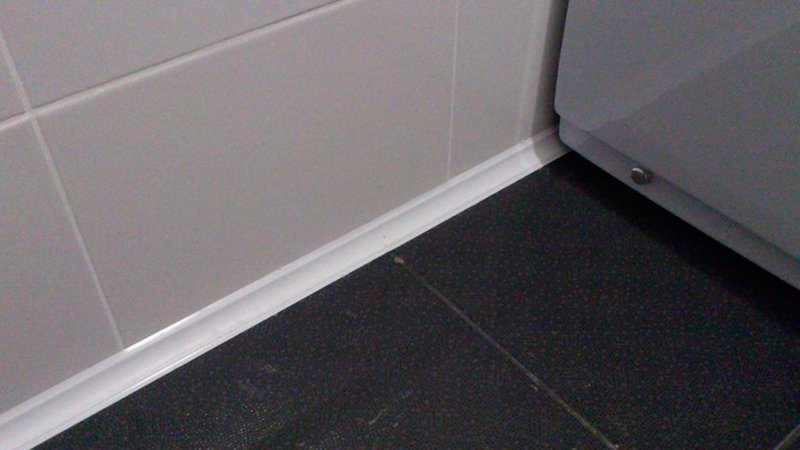 Плінтус для ванної, які бувають види та правила вибору