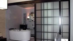 Установка розсувних скляних дверей у ванній і туалеті