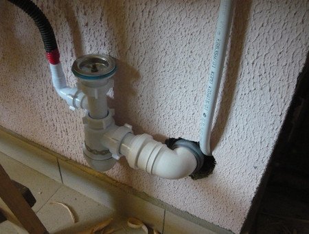 Пральна машина гуде при зливі води