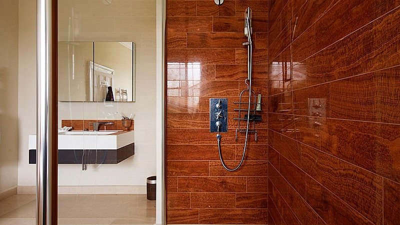 Плитка під дерево у ванній: фото приклад обробки ванної деревом