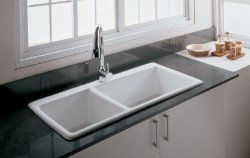 Мийка на кухні біля вікна: плюси і мінуси такого варіанту