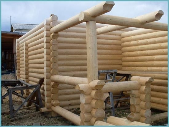 Що таке будинки та лазні з оциліндрованої колоди: недоліки і переваги, проекти і відгуки власників