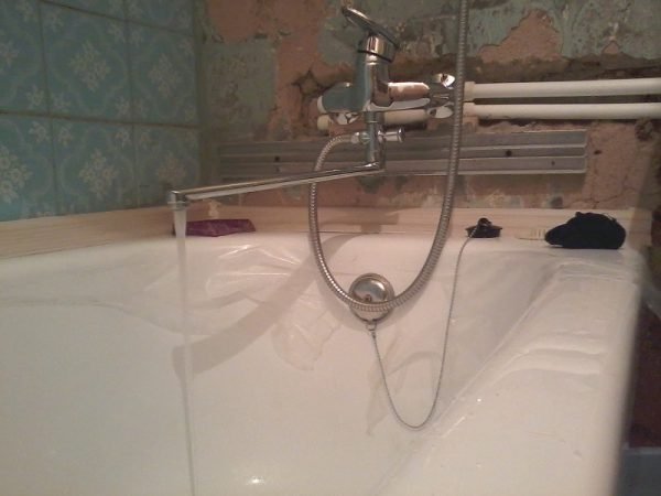 Установка акрилової ванни на каркасі своїми руками — збірка і монтаж (відео, фото)