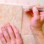 Відвалилася плитка у ванній: чим і як правильно приклеїти