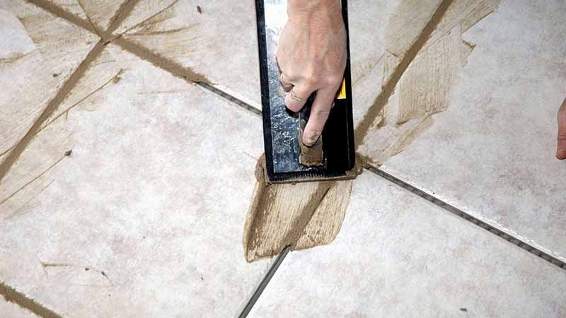 Укладання плитки на деревяну підлогу у ванній