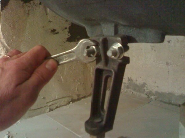 Ніжки для чавунної ванни — розміри, установка і регульовані ніжки (фото, відео)