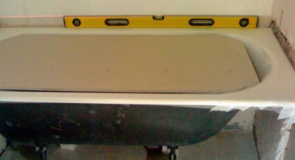 Установка акрилової ванни на каркасі своїми руками — збірка і монтаж (відео, фото) Установка акрилової ванни на каркасі своїми руками — збірка і монтаж (відео, фото)