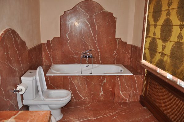 Оздоблення стін у ванній кімнаті — види матеріалів (фото та відео)