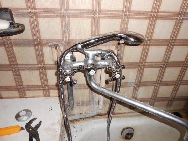 Змішувач для умивальника настінний: де і як застосовується, види і установка