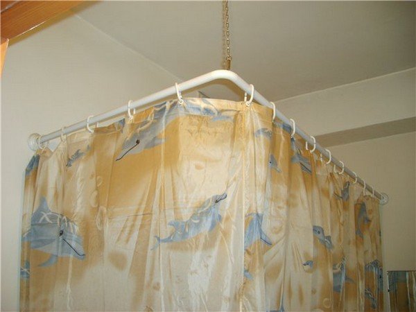 Штанга для штори у ванну: які бувають і яку вибрати