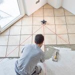 Укладання плитки на деревяну підлогу у ванній