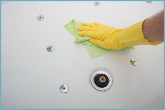 Як і чим очистити ванну, щоб зберегти її красу і глянець