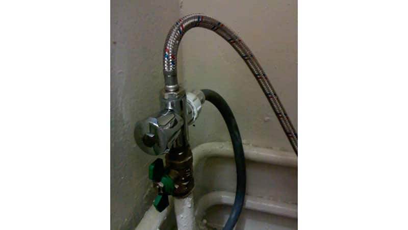 Кран для пральної машини: кутовий, прохідний (особливості вибору)