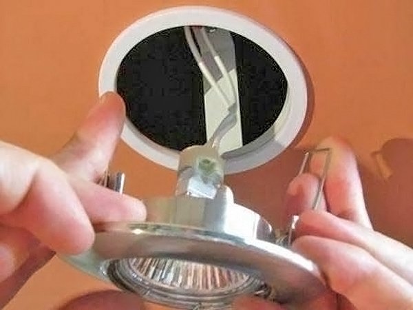 Точкові світильники для ванної: різновиди та особливості монтажу Точкові світильники для ванної: різновиди та особливості монтажу