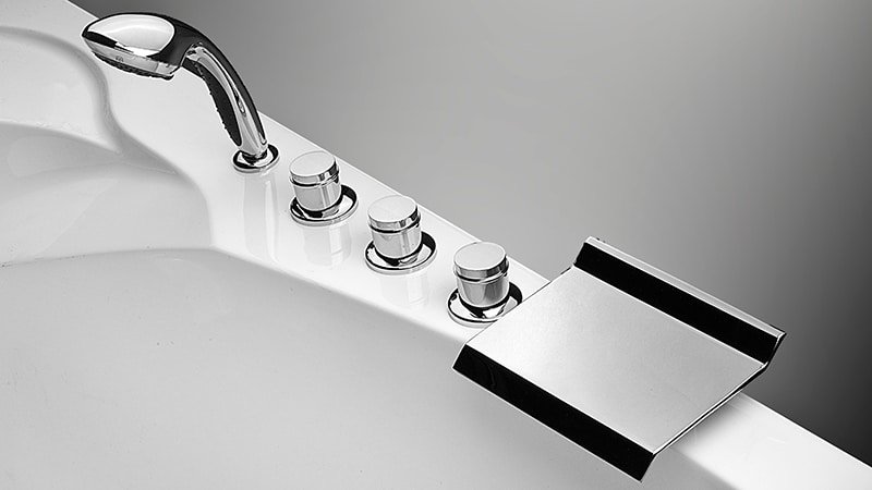 Каскадні змішувачі на борт ванни