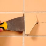 Як зняти плитку зі стіни акуратно