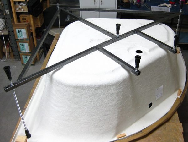 Як закріпити ванну до стіни і підлоги, щоб не хиталася — покрокове відео та фото