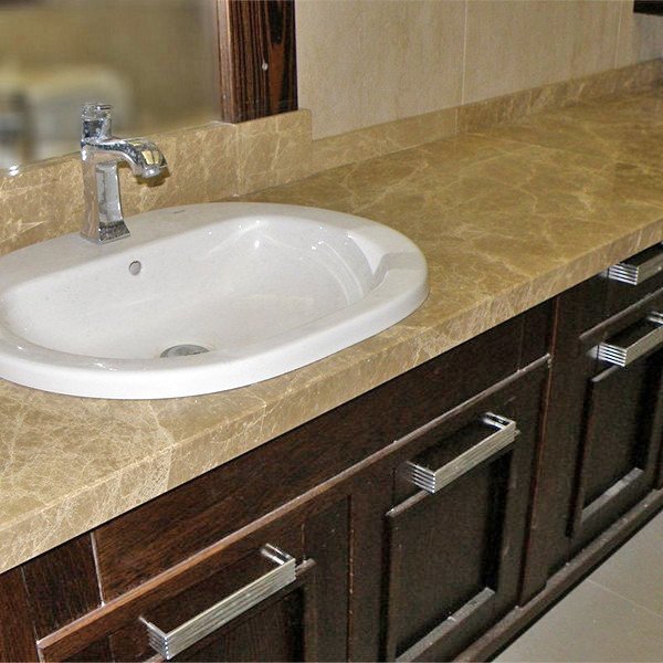 Стільниця для ванної: різновиди, особливості та критерії вибору Стільниця для ванної: різновиди, особливості та критерії вибору