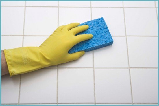 Як за допомогою народних засобів і побутової хімії очистити шви у ванній від плісняви та грибка