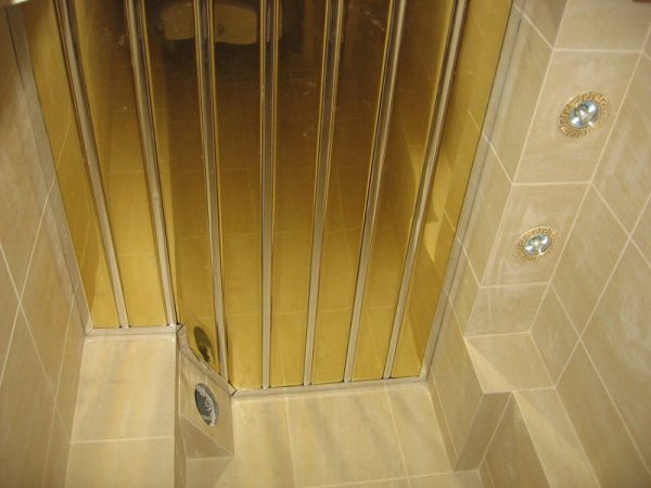 Алюмінієвий стеля у ванній своїми руками — вибір і установка (фото, відео)