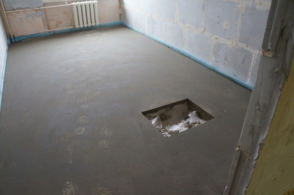 Як вирівняти підлогу під плитку у ванній кімнаті — підготовка і монтаж (фото, відео)