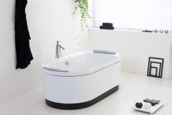 Догляд за акриловою ванною: чим чистити і мити в домашніх умовах