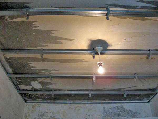 Рейкова стеля у ванній кімнаті: переваги і недоліки, монтаж своїми руками