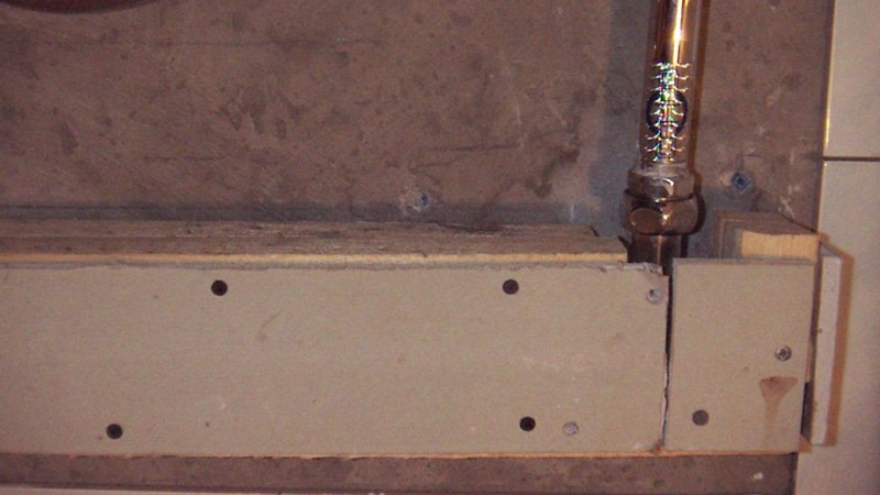 Як заховати труби у ванній під плитку своїми руками