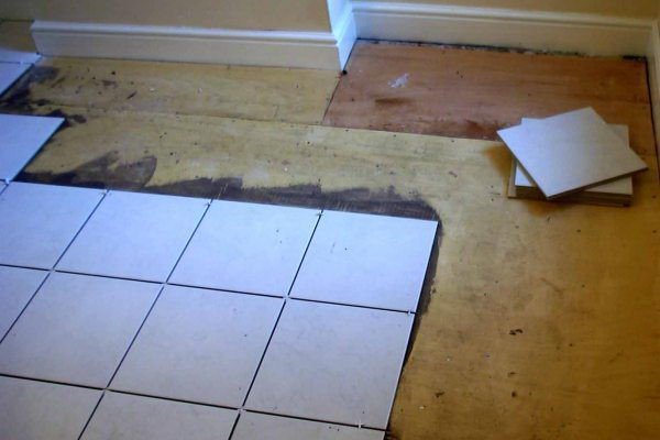 Як покласти плитку на деревяну підлогу своїми руками — фото та відео інструкція Як покласти плитку на деревяну підлогу своїми руками — фото та відео інструкція