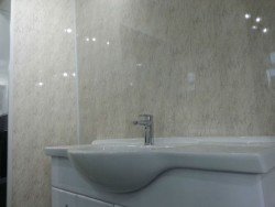 ПВХ панелі для ванної та туалету: функціональні особливості і варіанти кріплення обробки