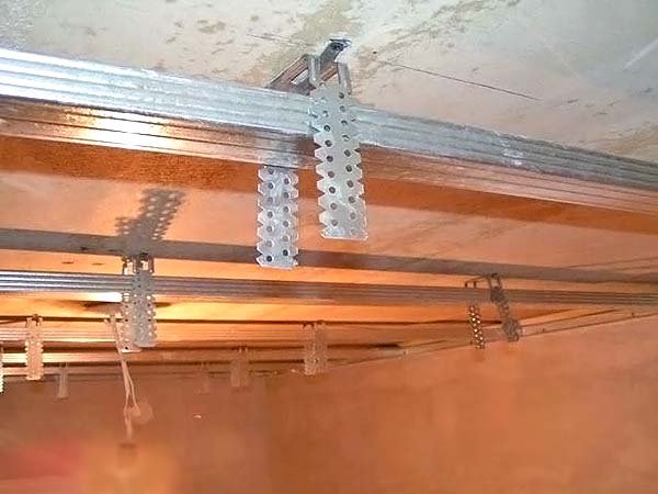 Стеля з гіпсокартону у ванній: за і проти, особливості монтажу