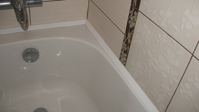 Чим замазати шви між плиткою у ванній