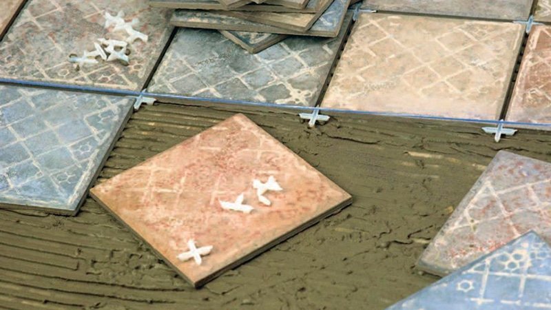 Як класти плитку на плитку: чи можна і як покласти правильно