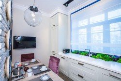 Мийка на кухні біля вікна: плюси і мінуси такого варіанту