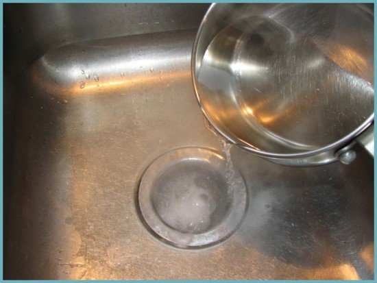 Як самостійно усунути засмічення в раковині (мийці або трубі) на кухні