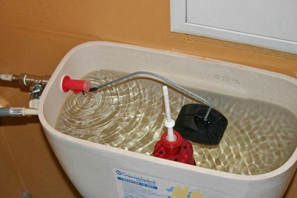 Тече бачок унітазу: причини виникнення течі та способи їх усунення Тече бачок унітазу: причини виникнення течі та способи їх усунення