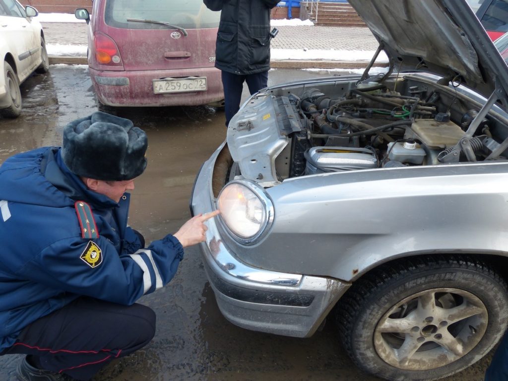 Можна тонувати задні і передні фари і як затонувати їх своїми руками, робота з лаком або плівкою + підказки на відео
