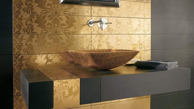 Золота плитка для ванної кімнати: нетипової дизайн