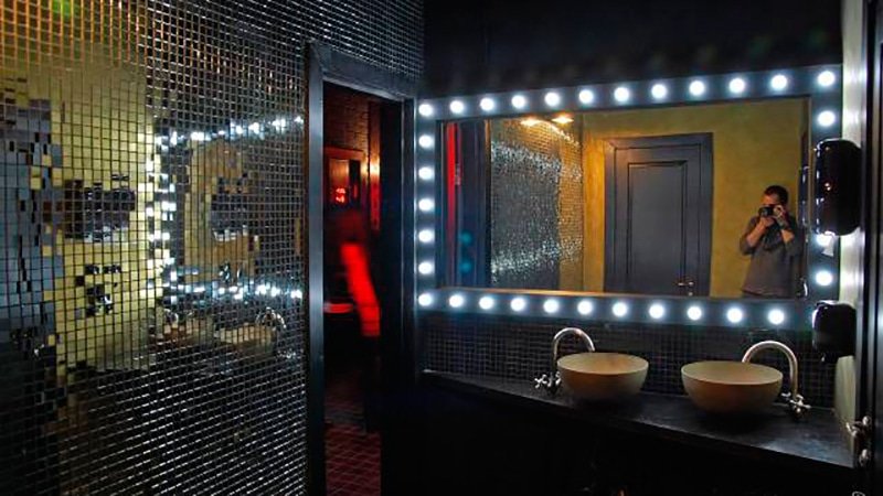 Золота плитка для ванної кімнати: нетипової дизайн