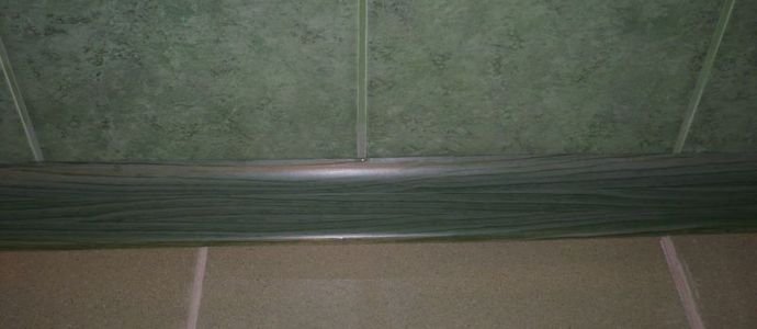 Плінтус для ванної, які бувають види та правила вибору