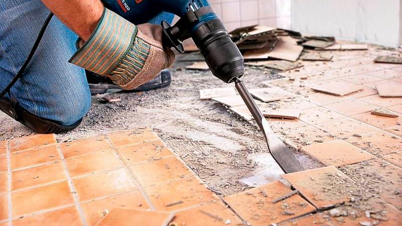 Як зняти плитку зі стіни акуратно