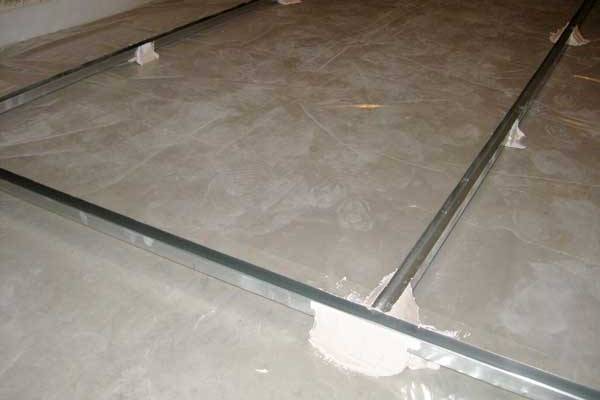 Як покласти плитку на деревяну підлогу: нюанси та етапи роботи у ванній