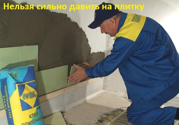 Інструкція як клеїти плитку у ванній на стіну самостійно