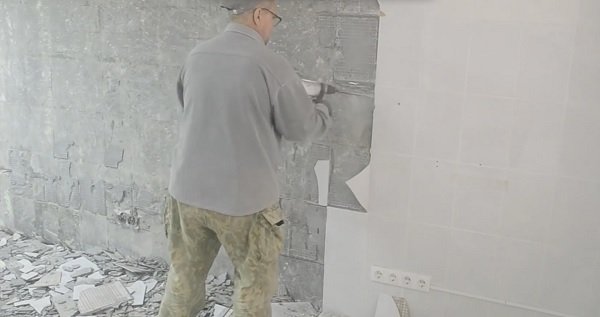 Як клеїти плитку у ванній своїми руками