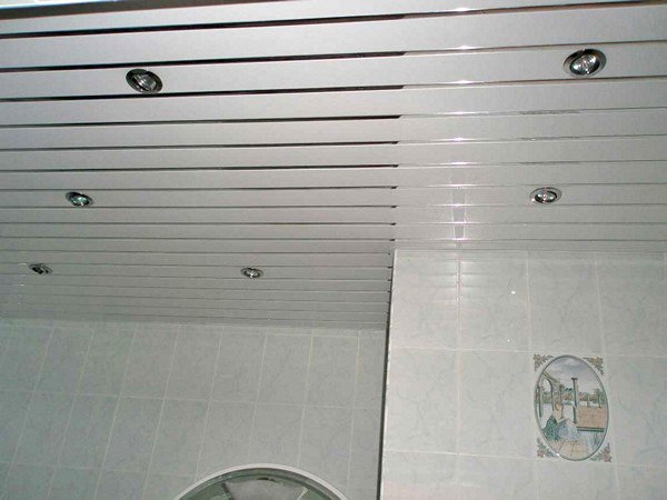 Підвісна стеля у ванною: переваги, види та особливості монтажу