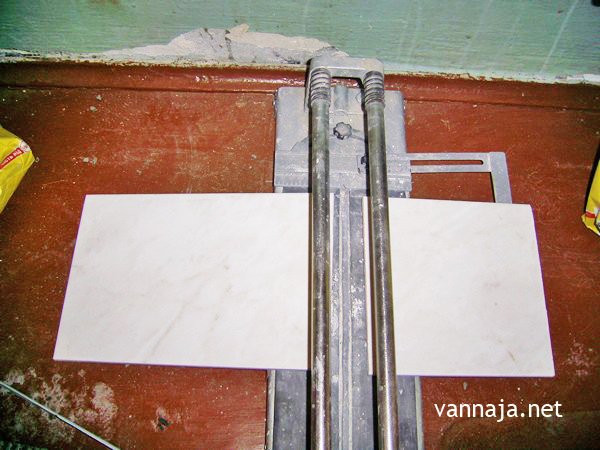 Як укладати плитку у ванній: технологія та особливості облицювання стін